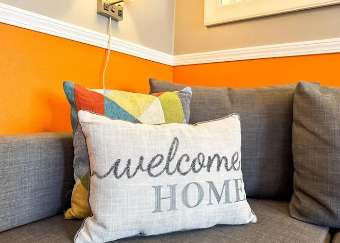 2 Full 4 Bedrooms 12 Beds Parking *