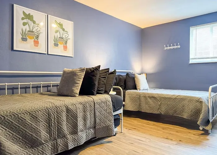 2 Full 4 Bedrooms 12 Beds Parking Apartment *