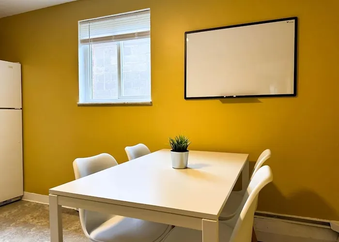 2 Full 4 Bedrooms 12 Beds Parking *