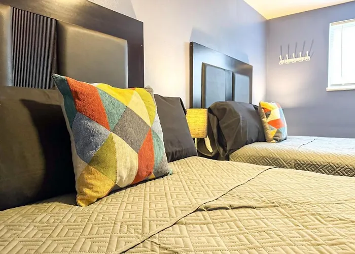 2 Full 4 Bedrooms 12 Beds Parking Apartment
