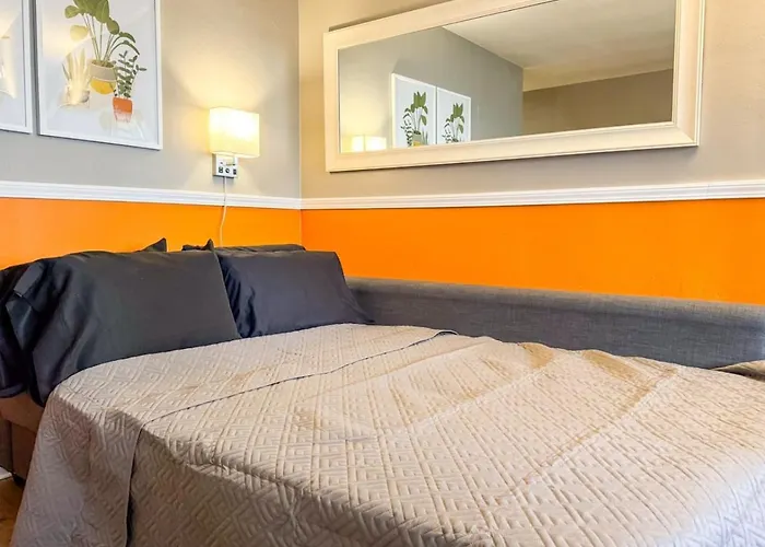 2 Full 4 Bedrooms 12 Beds Parking Apartment *