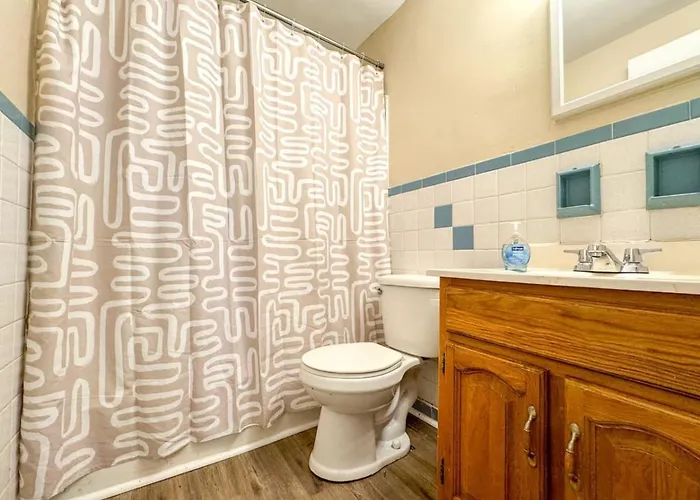 Apartment 2 Full 4 Bedrooms 12 Beds Parking *