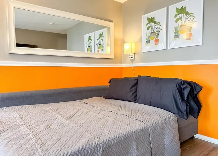 2 Full 4 Bedrooms 12 Beds Parking Apartment