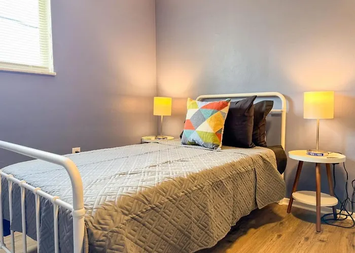 2 Full 4 Bedrooms 12 Beds Parking Apartment *