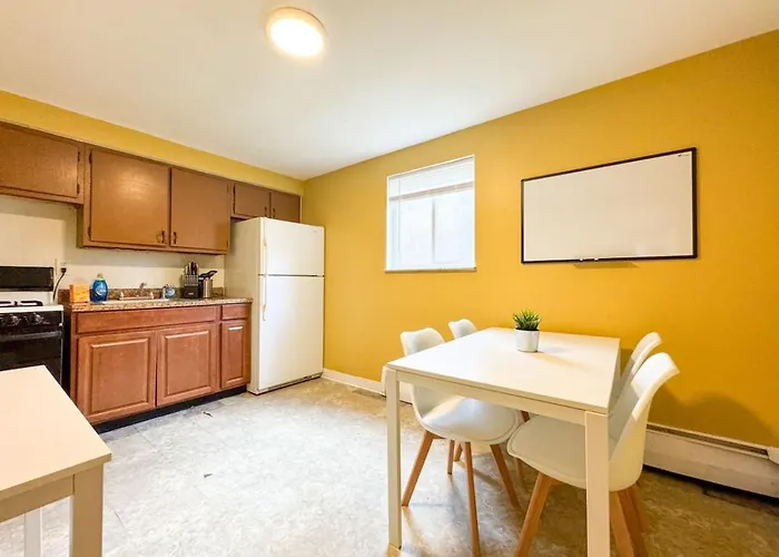 2 Full 4 Bedrooms 12 Beds Parking *