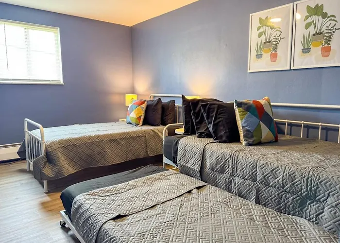 2 Full 4 Bedrooms 12 Beds Parking Apartment