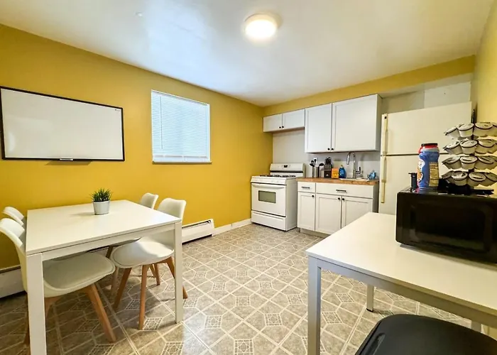 Apartment 2 Full 4 Bedrooms 12 Beds Parking *