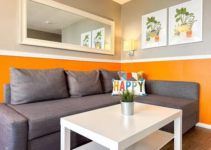 2 Full 4 Bedrooms 12 Beds Parking