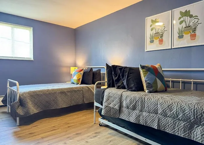 2 Full 4 Bedrooms 12 Beds Parking Apartment *