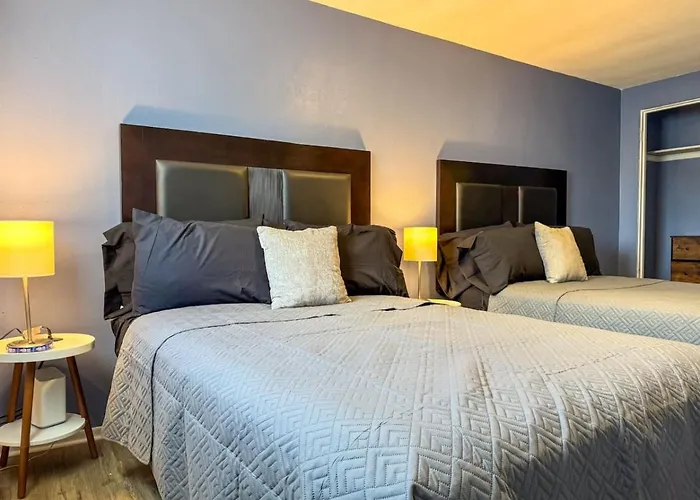 2 Full 4 Bedrooms 12 Beds Parking *